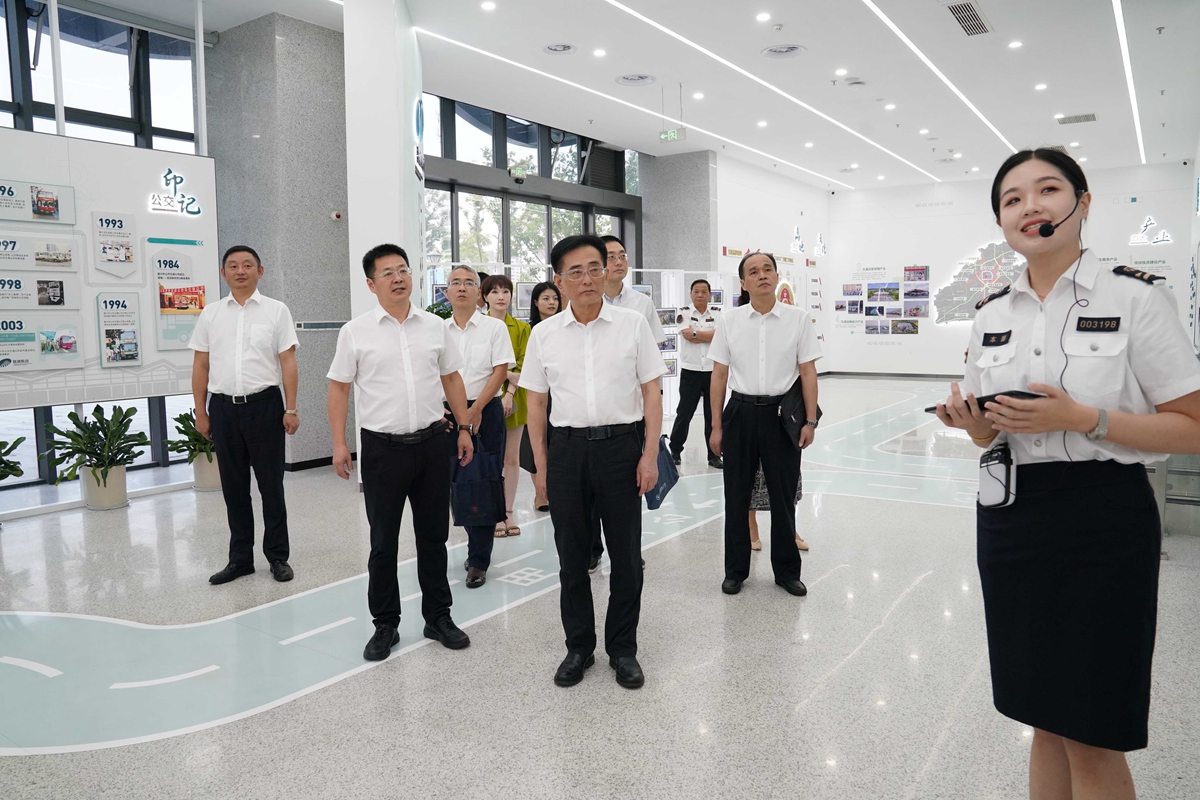 2024.9.11-1何宇健（左二）、薛佳平（左三）（水若石攝）.jpg