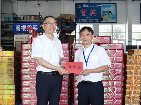【20240906】集團領導慰問交通學校教師，柏衛東（左）吳曉斌（右）（李阿梅攝）.jpg